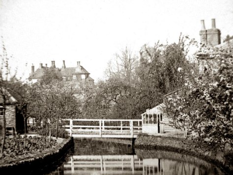 Stonebridge_Pond_&amp;_Dav_Ct_c